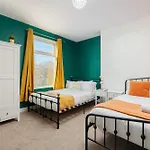 Tatil Evi Exotic 4bd, Etihad, Coop Arena - Tv In And Outdoor Dining Manchester