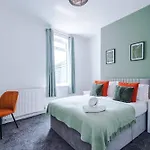 Prázdninový dům Spacious 3 Bed In By 53 Degrees Property, Perfect For Group Stays, Sleeps 8 With Free Parking! Manchester