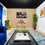 Holiday home Stylish 4 Bed House With Garden - 4 Doubles Beds & 1 Single Bed - Sleeps 9 - Salford - Free Parking - Smart Tvs In Every Bedroom - Free Netflix - 6 Min To Centre, Close To Trafford Centre, Etihad Stadium, Arena, Clubs & Mor Manchester