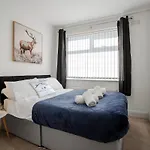 Vakantiehuis Stunning 2br House In Near Etihad And Coop Arena
