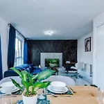 Pearl Reside - Sleeps 5, Free Parking & 5 Mins Centre