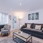 Stylish 2br House For 4 In With Parking *