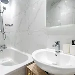 Tatil Evi Exotic 4bd, Etihad, Coop Arena - Tv In And Outdoor Dining