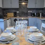 Modern 3br House - Quiet Clifton Area Ferienhaus