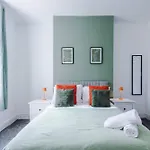 Spacious 3 Bed In By 53 Degrees Property, Perfect For Group Stays, Sleeps 8 With Free Parking! مانشستر