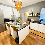 3br House Near Old Trafford With Games Sleeps 8 Манчестер