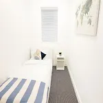 Vakantiehuis Game Zone, Trafford Centre Nearby, Sleeps 8 Manchester