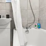 2 Bedroom 5 Beds House 10 Minutes Away From Centre And Hospitals On Street Parking ,great For Long Term Contractors And Hospital Workers *