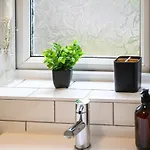 The Vibe & Play Hangout - Hot Tub Retreat 度假居