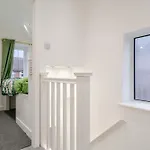 Spacious 4 Bed Ideal For Business & Long Term Stays, Free Parking * Manchester