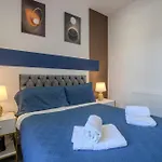Modern & Spacious 4-bedroom Home, Family & Contractor Friendly, Hébergement de vacances Manchester