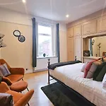 Massive And Stylish 5 Bed House - Sleeps 13 - Free Parking *