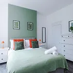 Spacious 3 Bed In By 53 Degrees Property, Perfect For Group Stays, Sleeps 8 With Free Parking! Manchester