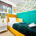 Stylish 4 Bed House With Garden - 4 Doubles Beds & 1 Single Bed - Sleeps 9 - Salford - Free Parking - Smart Tvs In Every Bedroom - Free Netflix - 6 Min To Centre, Close To Trafford Centre, Etihad Stadium, Arena, Clubs & Mor *