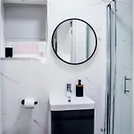 Дом отдыха Cosy Luxe With Fresh Bakes Манчестер