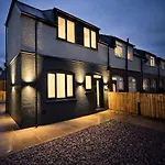 Boutique Mcr With Games Table, Sleeps 9 * Манчестер