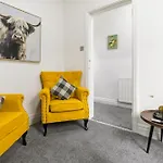 2 Bedroom 5 Beds House 10 Minutes Away From Centre And Hospitals On Street Parking ,great For Long Term Contractors And Hospital Workers مانشستر