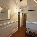 Large Luxury 4 Bedroom With Parking 別荘 *