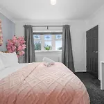 Дом отдыха The Vibe & Play Hangout - Hot Tub Retreat Манчестер