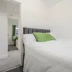 Spacious 4 Bed Ideal For Business & Long Term Stays, Free Parking Manchester