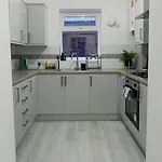 Modern 3-br On Edge Of Center With Free Parking 度假居 *