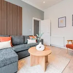 Stylish Comfort Retreat - Salford, Sleeps 8 Prázdninový dům *