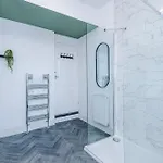 Spacious 3 Bed In By 53 Degrees Property, Perfect For Group Stays, Sleeps 8 With Free Parking!