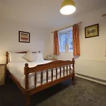 Prázdninový dům Cosy 2bdr House With Driveway Near *