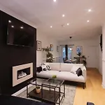 度假居 3 Bedroom House In Salford - Sleeps 6 Guests, Contractors, Groups, Families, Business, Leisure & Relocation Welcome, 15 Minutes From Centre, Fast Wi-fi, Smart Tv In Each Bedroom And Free Parking, Long & Short Welcome *