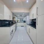 Prázdninový dům 3 Bedrooms Sleeps 7 Free Parking *