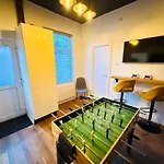 3br House Near Old Trafford With Games Sleeps 8 度假居 *