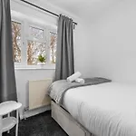 Nyaraló The Vibe & Play Hangout - Hot Tub Retreat Manchester