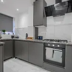 Modern & Spacious 4-bedroom Home, Family & Contractor Friendly, * Manchester