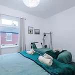 Modern 2-bed House Near Centre - Sleeps 6 * 曼彻斯特