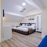 בית נופש Sleeps 13, Free Parking, Near Etihad & C0-0p Live, 4br *