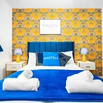 Holiday home Stylish 4 Bed House With Garden - 4 Doubles Beds & 1 Single Bed - Sleeps 9 - Salford - Free Parking - Smart Tvs In Every Bedroom - Free Netflix - 6 Min To Centre, Close To Trafford Centre, Etihad Stadium, Arena, Clubs & Mor *