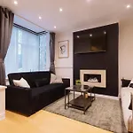 Modern 3 Bedroom House In Salford, Sleeps 6, 16 Minutes From Centre, Free Parking & Wi-fi, Weekly And Monthly Stays, Great Rates Available At Peachy Manchester