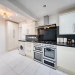 Prázdninový dům 3 Bedrooms Sleeps 7 Free Parking Manchester