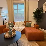3br House Near Old Trafford With Games Sleeps 8 *