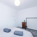 Дом отдыха Stylish 2br House For 4 In With Parking *