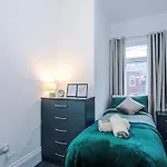 Modern 2-bed House Near Centre - Sleeps 6 * Manchester