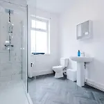 Spacious 3 Bed In By 53 Degrees Property, Perfect For Group Stays, Sleeps 8 With Free Parking!