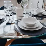 Vakantiehuis Stunning 2br House In Near Etihad And Coop Arena