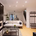 Modern 3 Bedroom House In Salford, Sleeps 6, 16 Minutes From Centre, Free Parking & Wi-fi, Weekly And Monthly Stays, Great Rates Available At Peachy * Manchester