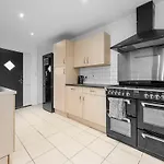 Nyaraló The Vibe & Play Hangout - Hot Tub Retreat *