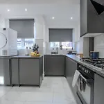 Modern & Spacious 4-bedroom Home, Family & Contractor Friendly, Manchester