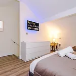 Sleeps 13, Free Parking, Near Etihad & C0-0p Live, 4br בית נופש *