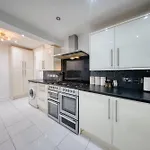 3 Bedrooms Sleeps 7 Free Parking * Manchester