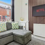 2 Bedroom 5 Beds House 10 Minutes Away From Centre And Hospitals On Street Parking ,great For Long Term Contractors And Hospital Workers *