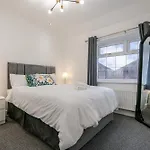 Spacious 4 Bed Ideal For Business & Long Term Stays, Free Parking Penzion Manchester